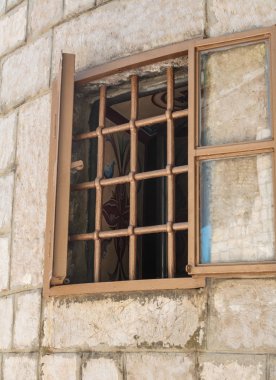 barlar ile geniş açık pencere