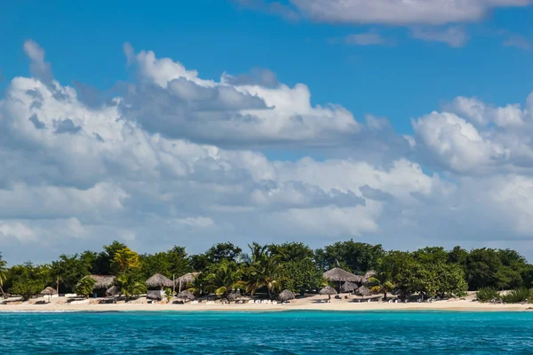 Dominik Cumhuriyeti Nde Adada Reed Şemsiyelerle Beach — Stok fotoğraf
