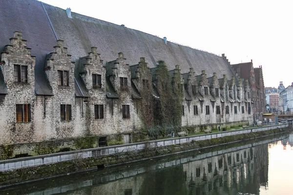 Pohled Staré Domy Nábřeží Řeky Gentu Belgii — Stock fotografie