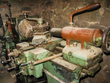 Eski torna tesviye atölyesinde doğal park Olenyi Sverdlovsk bölgede brooks.