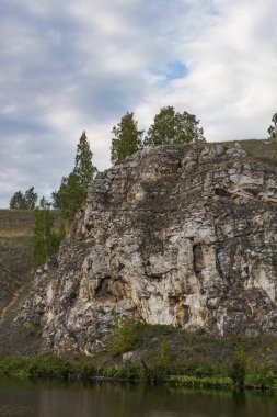 bir nehir tramvay yakınındaki şehir Kamensk-Uralsky, Sverdlovsk bölge Iset Kanyon boyunca devam et