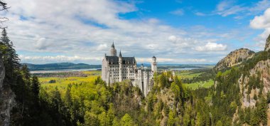 Neuschwanstein Şatosu ve Bavyera Panorama dikişli bir çevrede görünümünü