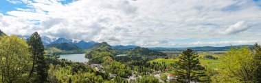 Alpsee Gölü mahalle yakınındaki Bavyera Panorama dikişli Neuschwanstein Şatosu görünümünü