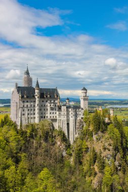 Neuschwanstein Şatosu ve Bavyera ortamda görünümü