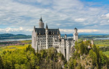 Neuschwanstein Şatosu ve Bavyera ortamda görünümü