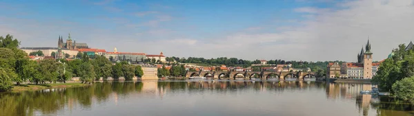 Vltava Dolgu Charles Köprüsü Vitus Katedrali Prag Çek Cumhuriyeti Için — Stok fotoğraf