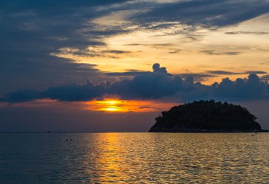 Kata Phuket Beach, Tayland Koh Pu Adası'nda günbatımı manzarası