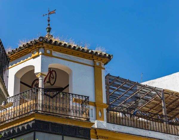 Terraza Cenador Con Una Bicicleta Colgante Azotea Una Casa Sevilla —  Fotos de Stock