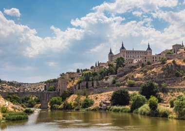 Eski şehir ve Alcantara River Tajo Toledo, İspanya taraftan güneş kapısı için önde gelen köprü görünümü.