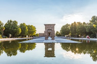 Enfilade havuza yansıyan antik Gates. Debod Tapınağı (Templo de Debod) Madrid, İspanya Antik Mısır tapınaktır