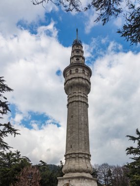 Istanbul, Türkiye'de bir parkta yuvarlak taş kule