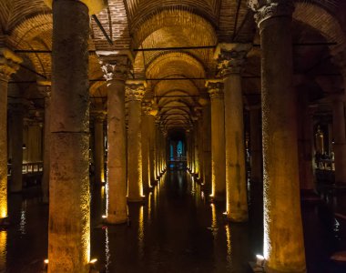 Yerebatan Sarnıcı, şehir Istanbul 'un altında (eski adıyla Constantinople), Türkiye'de yalan birkaç yüz antik sarnıçlar en büyüğü olduğunu