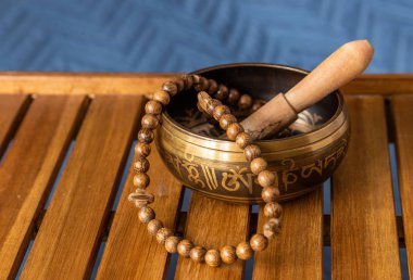 Tibet şarkı kase ve tespih bir ahşap stand