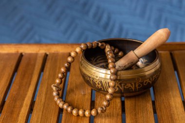 Tibet şarkı kase ve tespih bir ahşap stand