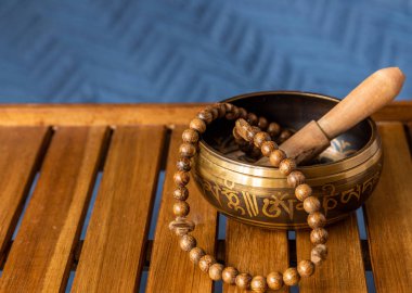 Tibet şarkı kase ve tespih bir ahşap stand