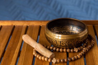 Tibet şarkı kase ve tespih bir ahşap stand