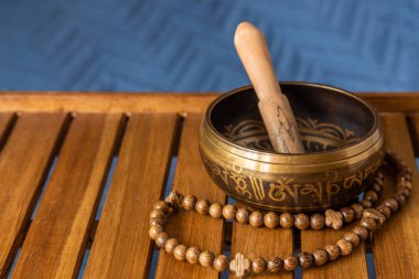 Tibet şarkı kase ve tespih bir ahşap stand