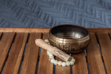 Tibet şarkı kase ve bir ahşap stand yeşim boncuk