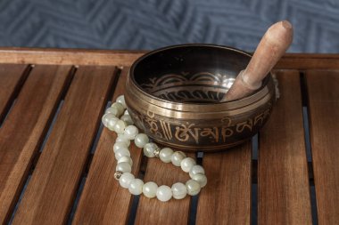 Tibet şarkı kase ve bir ahşap stand yeşim boncuk