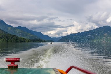 Tekne gezisine göl Teletskoye, altay, Rusya Federasyonu