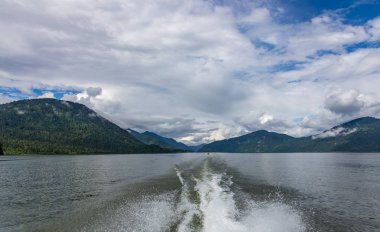 Tekne gezisine göl Teletskoye, altay, Rusya Federasyonu