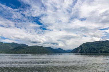 Tekne gezisine göl Teletskoye, altay, Rusya Federasyonu