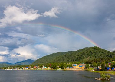 Tekne gezisine göl Teletskoye, altay, Rusya Federasyonu