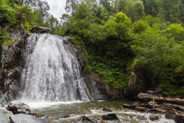 Altay, Rusya ormandaki küçük bir şelale