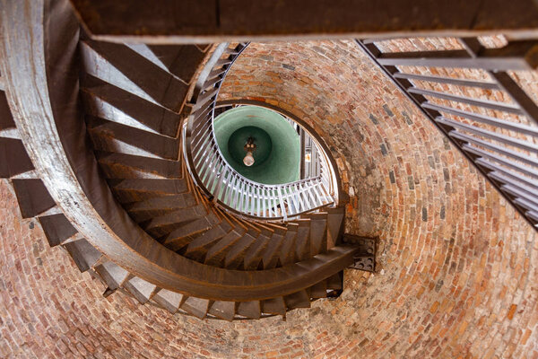 Спиральная лестница и колокол на знаменитой башне Lamberti на Вероне, Италия
