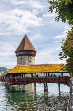 Şapel köprüden Lucerne, İsviçre Reuss nehirde görünümünü