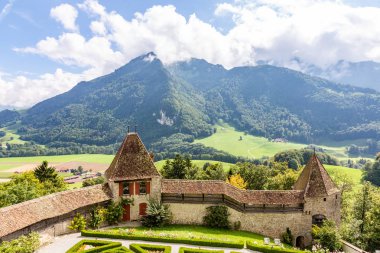 Vadi, Alp Dağları ve bulutlu gökyüzü kale Gruyeres, İsviçre