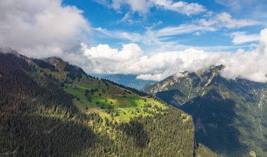 İsviçre Alpleri'nde Interlaken şehir içinde üzerinde helikopter yürüyüş. Vadi, Alp Dağları ve bulutlu gökyüzü görünümü. İsviçre