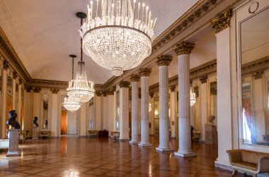 Lobi ve Milan Opera Tiyatrosu La Scala ile güzel avizeler ve ünlü büstler