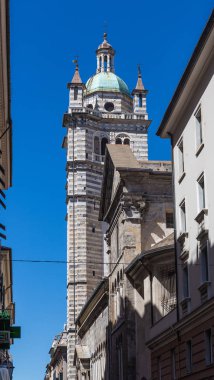 Cenova, İtalya sokak boşluğu Katolik katedral Kulesi