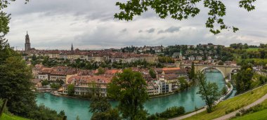 Nydeggbrucke köprü ve Protestan Kilisesi Nydeggkirche Bern, İsviçre Paniramic görünümünü