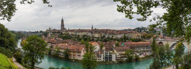 Nydeggbrucke köprü ve Protestan Kilisesi Nydeggkirche Bern, İsviçre Paniramic görünümünü