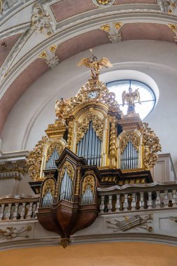 Bir güzel oyma yaldızlı organ Prag eski kiliseler