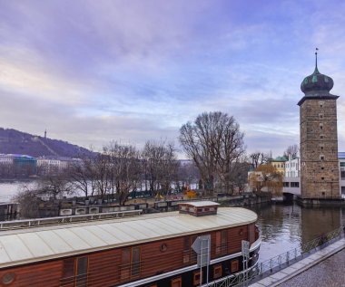 Shitkovska su kulesi ve Slovak adanın Prag'da Vltava Nehri üzerinde