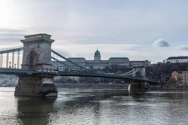 Хмари Освітлена Набережна Дунаю Ланцюговий Міст Ssecheny Королівського Палацу Будапешті — стокове фото