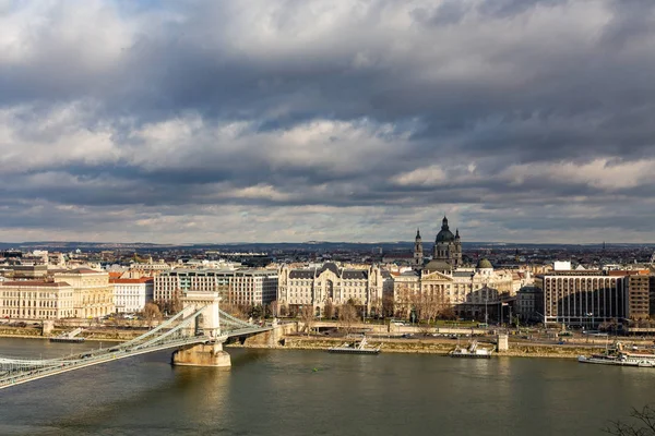 Vista del Puente de la Cadena Szechenyi a través del Danubio y la Basílica de San Esteban en Budapest, Hungría — Foto de Stock