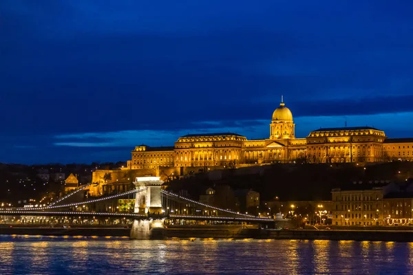 El Palacio Real, el Castillo, que alberga la Galería Nacional Húngara y presenta valiosas exposiciones en la iluminación nocturna en Budapest, Hungría — Foto de Stock