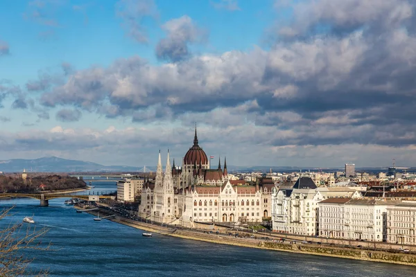 Vista del edificio del Parlamento húngaro iluminado por los rayos del sol en Budapest, Hungría — Foto de Stock