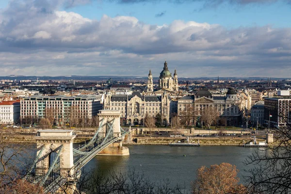 Vista del Puente de la Cadena Szechenyi a través del Danubio y la Basílica de San Esteban en Budapest, Hungría — Foto de Stock