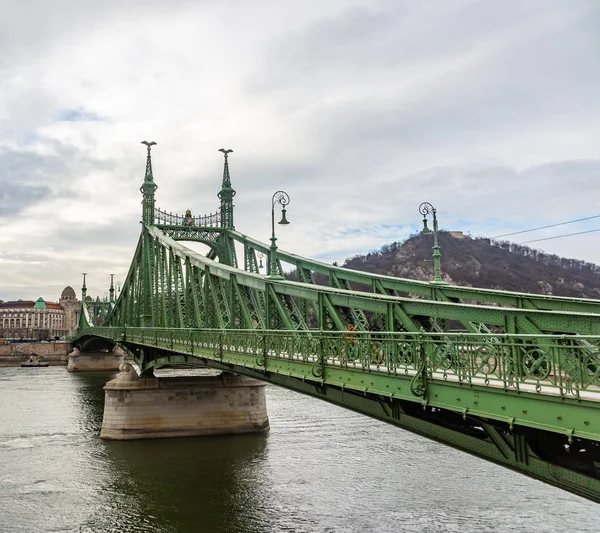 Liberty Bridge leder till Gellert Hill i Budapest, Ungern — Stockfoto