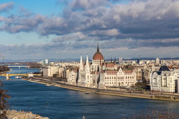 Vista del edificio del Parlamento húngaro iluminado por los rayos del sol en Budapest, Hungría — Foto de Stock