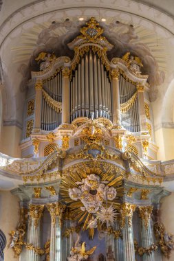 Güzel oyma yaldızlı organ Frauenkirche Kilisesi Dresden, Almanya