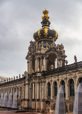 Zwinger - Sarayı ve Parkı karmaşık XVIII-XIX yy. Kronentor kapı (taç kapısı) Zwinger ana giriş kapısıdır. Bir soğan şeklinde zümrüt kubbe Lehçe Altın karga ile taç