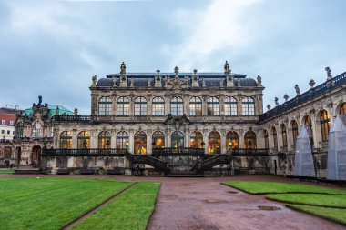 Zwinger - Sarayı ve Parkı karmaşık XVIII-XIX yy. Mermer Salonu