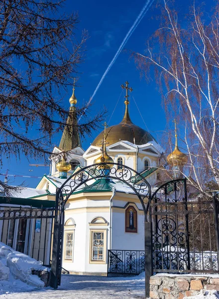 Catedral de la Ascensión en la Plaza Narym en Novosibirsk, Rusia — Foto de Stock