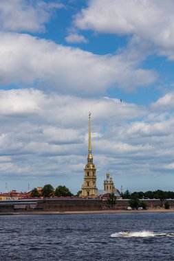 Neva görünümünden ünlü Peter ve Paul Katedrali ve Peter ve Paul Fortress duvarına üzerinde. St. Petersburg. Rusya.